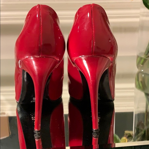 RED STILETTOS 👠👠 - Picture 3 of 5